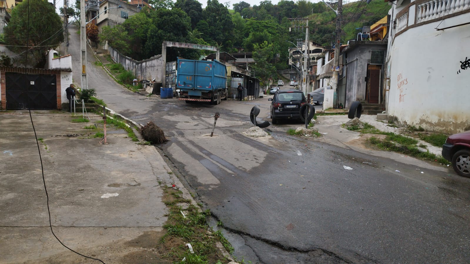 PMS retiram 1 tonelada de barricada em São Gonçalo